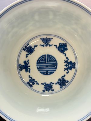 A Chinese blue and white 'Wan Shou Wu Jiang 萬壽無疆' bowl, Qianlong mark and of the period — photo 6