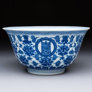 A Chinese blue and white 'Wan Shou Wu Jiang 萬壽無疆' bowl, Qianlong mark and of the period — photo 1