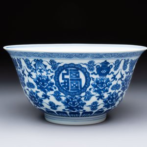 A Chinese blue and white 'Wan Shou Wu Jiang 萬壽無疆' bowl, Qianlong mark and of the period — photo 3