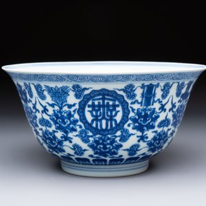 A Chinese blue and white 'Wan Shou Wu Jiang 萬壽無疆' bowl, Qianlong mark and of the period — photo 4