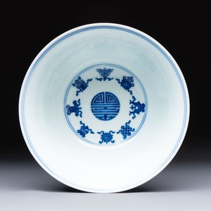 A Chinese blue and white 'Wan Shou Wu Jiang 萬壽無疆' bowl, Qianlong mark and of the period — photo 5