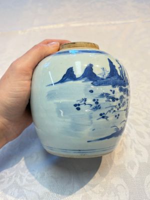 A Chinese blue and white Wang-Bu-style go stones or Yunzi 雲子 box, a four-tier stacking box and a covered jar, 19th C. — photo 11