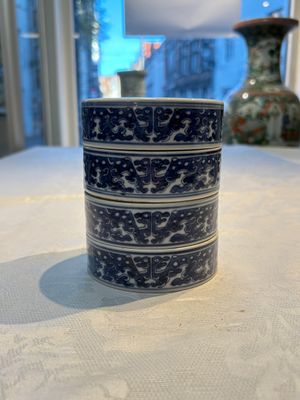 A Chinese blue and white Wang-Bu-style go stones or Yunzi 雲子 box, a four-tier stacking box and a covered jar, 19th C. — photo 19