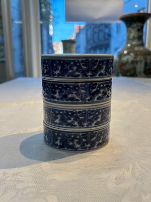 A Chinese blue and white Wang-Bu-style go stones or Yunzi 雲子 box, a four-tier stacking box and a covered jar, 19th C. — photo 20