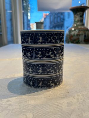 A Chinese blue and white Wang-Bu-style go stones or Yunzi 雲子 box, a four-tier stacking box and a covered jar, 19th C. — photo 21