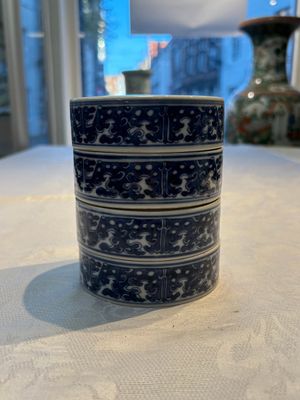A Chinese blue and white Wang-Bu-style go stones or Yunzi 雲子 box, a four-tier stacking box and a covered jar, 19th C. — photo 22