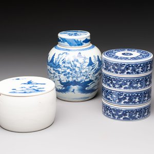 A Chinese blue and white Wang-Bu-style go stones or Yunzi 雲子 box, a four-tier stacking box and a covered jar, 19th C. — photo 1