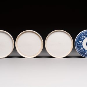 A Chinese blue and white Wang-Bu-style go stones or Yunzi 雲子 box, a four-tier stacking box and a covered jar, 19th C. — photo 16