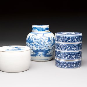 A Chinese blue and white Wang-Bu-style go stones or Yunzi 雲子 box, a four-tier stacking box and a covered jar, 19th C. — photo 2
