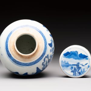 A Chinese blue and white Wang-Bu-style go stones or Yunzi 雲子 box, a four-tier stacking box and a covered jar, 19th C. — photo 7