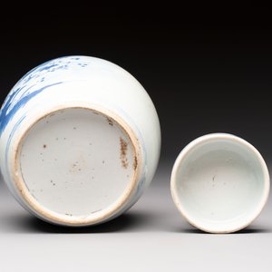 A Chinese blue and white Wang-Bu-style go stones or Yunzi 雲子 box, a four-tier stacking box and a covered jar, 19th C. — photo 8