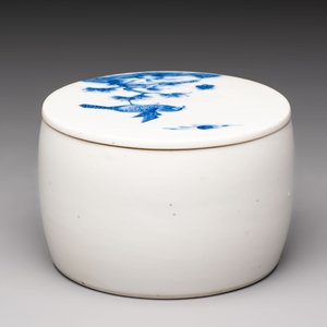 A Chinese blue and white Wang-Bu-style go stones or Yunzi 雲子 box, a four-tier stacking box and a covered jar, 19th C. — photo 9