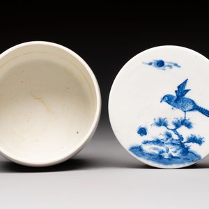 A Chinese blue and white Wang-Bu-style go stones or Yunzi 雲子 box, a four-tier stacking box and a covered jar, 19th C. — photo 10