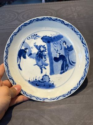 A Chinese blue and white 'warrior' plate, Chenghua merk, Kangxi — photo 1