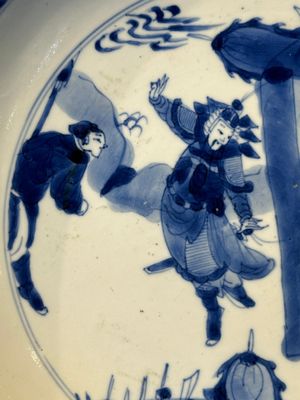 A Chinese blue and white 'warrior' plate, Chenghua merk, Kangxi — photo 2
