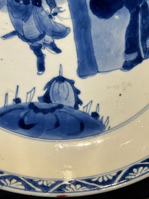 A Chinese blue and white 'warrior' plate, Chenghua merk, Kangxi — photo 4
