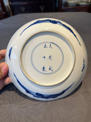 A Chinese blue and white 'warrior' plate, Chenghua merk, Kangxi — photo 5
