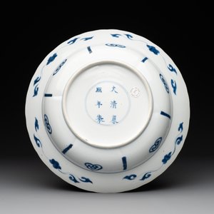 A Chinese blue and white 'warriors on horseback' 'klapmuts' bowl, Kangxi mark and of the period — photo 2