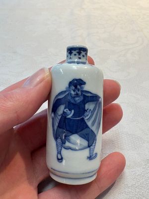 A Chinese blue and white 'Water Margin' snuff bottle, 19th C. — photo 1