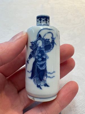 A Chinese blue and white 'Water Margin' snuff bottle, 19th C. — photo 3
