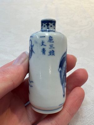 A Chinese blue and white 'Water Margin' snuff bottle, 19th C. — photo 4