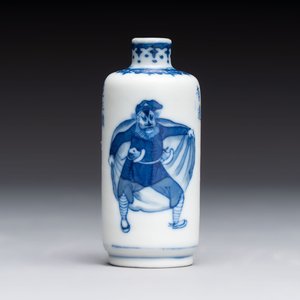 A Chinese blue and white 'Water Margin' snuff bottle, 19th C. — photo 1