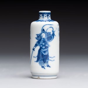 A Chinese blue and white 'Water Margin' snuff bottle, 19th C. — photo 3