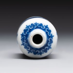 A Chinese blue and white 'Water Margin' snuff bottle, 19th C. — photo 5