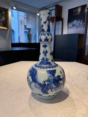 A Chinese blue and white 'Wen Wang Fang Xian 文王訪賢' bottle vase, Transitional period — photo 1