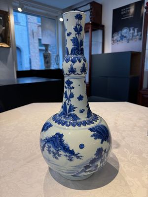 A Chinese blue and white 'Wen Wang Fang Xian 文王訪賢' bottle vase, Transitional period — photo 2