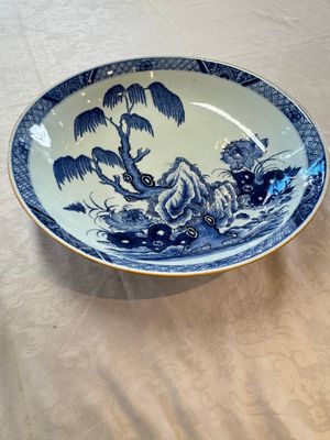 A Chinese blue and white 'Willow and Lotus' dish, Qianlong — 照片 1