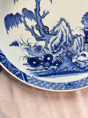 A Chinese blue and white 'Willow and Lotus' dish, Qianlong — 照片 2