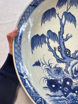 A Chinese blue and white 'Willow and Lotus' dish, Qianlong — 照片 3