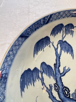 A Chinese blue and white 'Willow and Lotus' dish, Qianlong — 照片 4