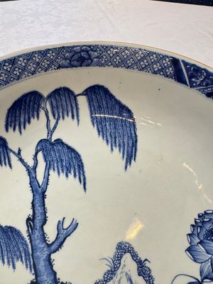 A Chinese blue and white 'Willow and Lotus' dish, Qianlong — 照片 5