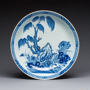 A Chinese blue and white 'Willow and Lotus' dish, Qianlong — 照片 1