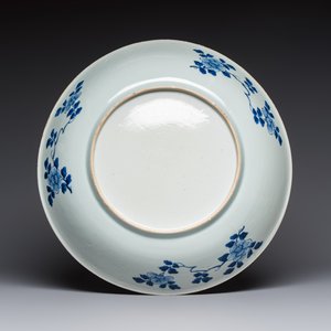 A Chinese blue and white 'Willow and Lotus' dish, Qianlong — 照片 2