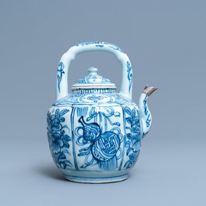 A Chinese blue and white wine ewer and cover, Wanli — 照片 4