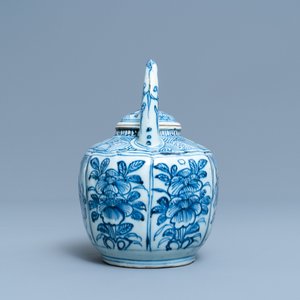 A Chinese blue and white wine ewer and cover, Wanli — 照片 5