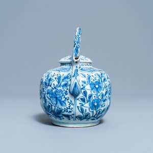 A Chinese blue and white wine ewer and cover, Wanli — 照片 5