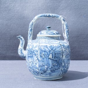 A Chinese blue and white wine ewer and cover, Wanli — photo 18