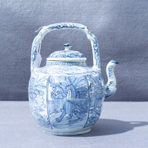 A Chinese blue and white wine ewer and cover, Wanli — photo 19