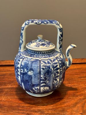 A Chinese blue and white wine ewer and cover with figural design, Wanli — 照片 1