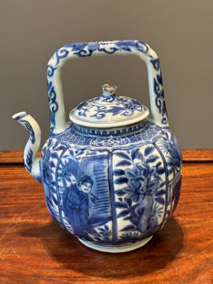 A Chinese blue and white wine ewer and cover with figural design, Wanli — 照片 2