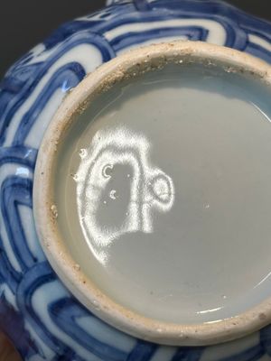 A Chinese blue and white wine ewer and cover with figural design, Wanli — 照片 9