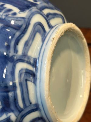A Chinese blue and white wine ewer and cover with figural design, Wanli — 照片 10