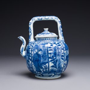 A Chinese blue and white wine ewer and cover with figural design, Wanli — 照片 1