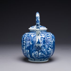 A Chinese blue and white wine ewer and cover with figural design, Wanli — 照片 4