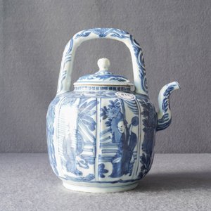 A Chinese blue and white wine ewer with figures, Wanli — 照片 15
