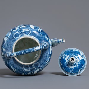 A Chinese blue and white wine ewer with figures, Wanli — 照片 6